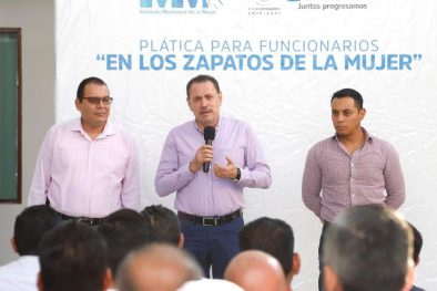 PLATICA EN LOS ZAPATOS DE LA MUJER (1)