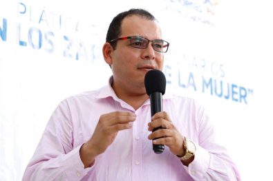 PLATICA EN LOS ZAPATOS DE LA MUJER (2)