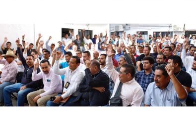 PLATICA EN LOS ZAPATOS DE LA MUJER (5)