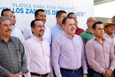 PLATICA EN LOS ZAPATOS DE LA MUJER (6)