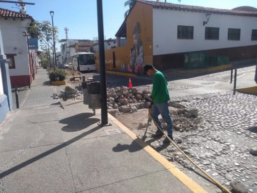 COMUNICADO 1456-Bacheo empedrado calle Morelos-Centro (3)