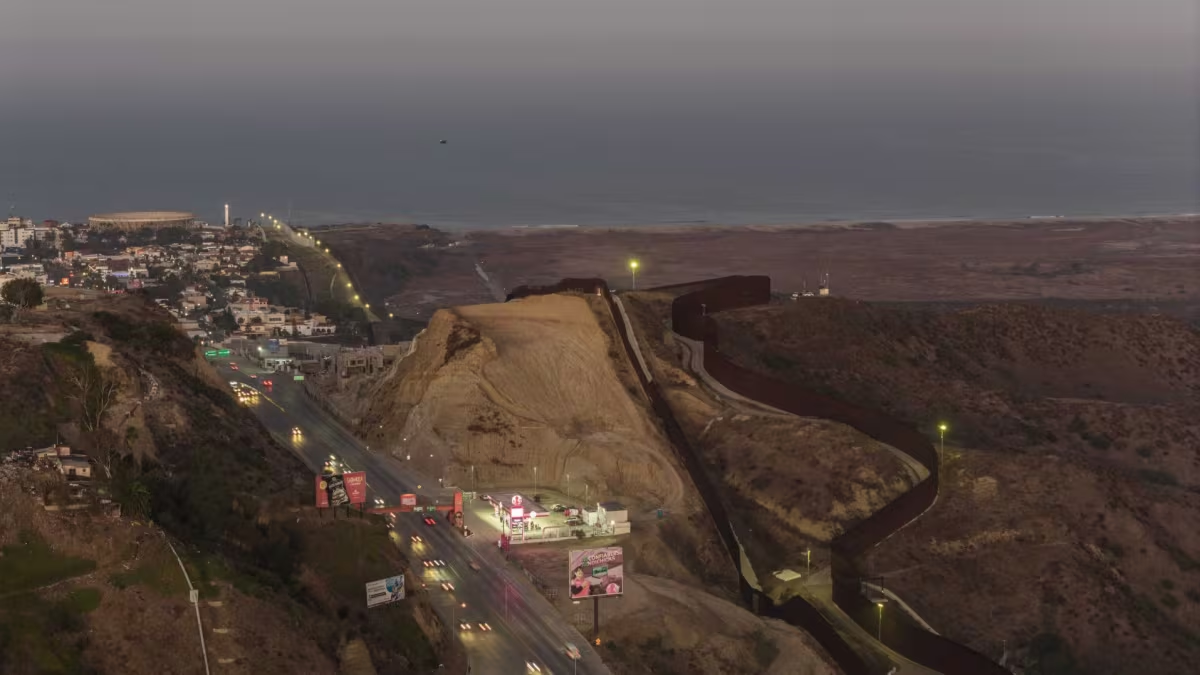 EU ‘levanta’ un muro sobre canal del río Tijuana; acusan que obra viola ...